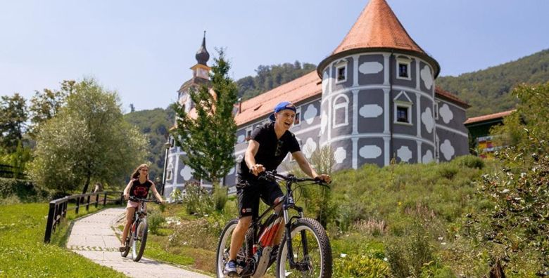 Mobilne kucice u Kampu Natura  Priroda i wellness u Termama Olimia Podcetrtek Slovenija  449 EUR  3x nocenje u mobilnoj kucici za do 5 osoba Ulaznice za kupanje u Aqualuni tijekom rada odnosno za wellness centar Termalija Relax  Family Fun izvan vremena rada Aqualune za do 5 osoba za sve dane boravka 
