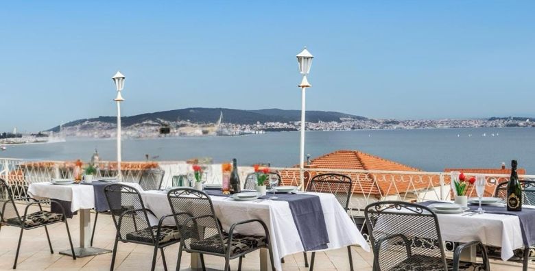 Hotel Villa Four Pearls Trogir  Ljetni odmor uz more Trogir Dalmacija Hrvatska  950 EUR  5x nocenje u trokrevetnoj sobi za 2 osobe 1 dijete do 18 godina besplatno  All inclusive