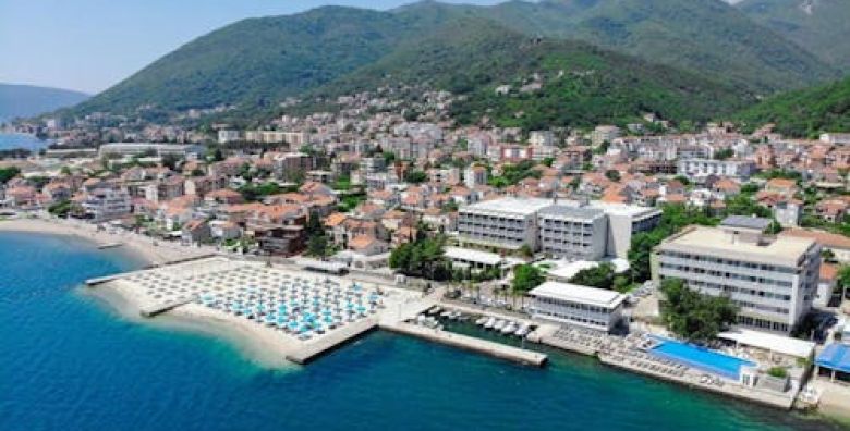 Carine Hotel Delfin  All inclusive pocetak ljeta Bijela Crna Gora  621 €