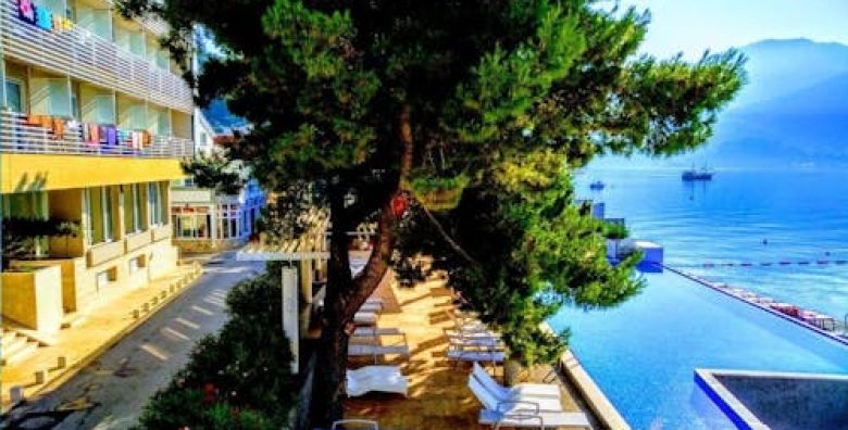 Carine Hotel Delfin  All inclusive ljeto uz samo more Bijela Crna Gora  1353 €