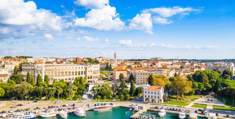 Pula City Center Accommodation  Proljetni bijeg u Pulu Pula Istra Hrvatska  119 EUR  1x nocenje u dvokrevetnoj Superior sobi s balkonom za 2 osobe dijete do 6 99 godina boravi besplatno  Dorucak
