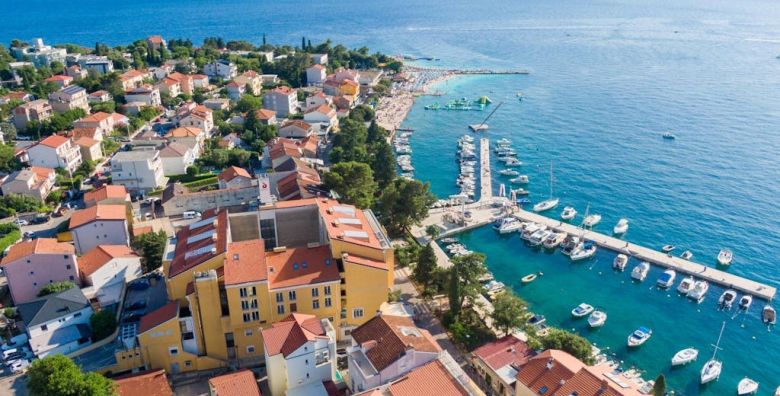 Hotel Selce  Ljetni odmor tik uz obalu Selce Hrvatska  1 203 EUR  7x nocenje u dvokrevetnoj sobi u mansardi za 2 osobe Polupansion