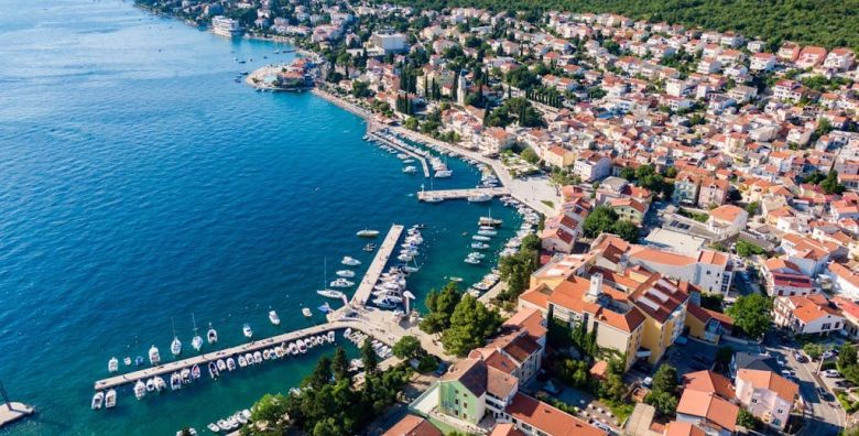 Hotel Selce  Svibanjski odmor tik uz obalu Selce Hrvatska  206 EUR  2x nocenje u dvokrevetnoj sobi u mansardi za 2 osobe Polupansion