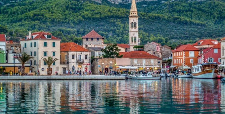Fontanta Resort  Bayside Park  Proljece i praznici na Hvaru  UNESCO procesija „Za krizen“ Jelsa Hvar Dalmacija Hrvatska  190 EUR  2x nocenje u jednosobnom Deluxe apartmanu za 2 osobe 2 djece do 17 99 godina besplatno  Paket dobrodoslice