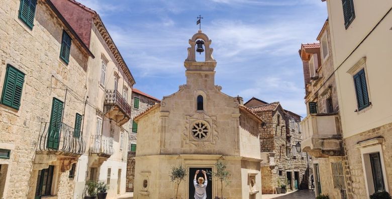 Fontanta Resort  Bayside Park  Proljece i praznici na Hvaru  UNESCO procesija „Za krizen“ Jelsa Hvar Dalmacija Hrvatska  150 EUR  2x nocenje u studio Deluxe apartmanu za 2 osobe Paket dobrodoslice