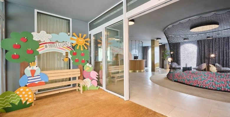 Aminess Vival Lisanj Family Hotel  Obiteljski all inclusive light s animacijom Novi Vinodolski Hrvatska  325 EUR  2x nocenje u dvokrevetnoj Standard sobi za 2 osobe  1 dijete do 14 99 godina i 1 dijete do 2 99 godina besplatno  All inclusive light