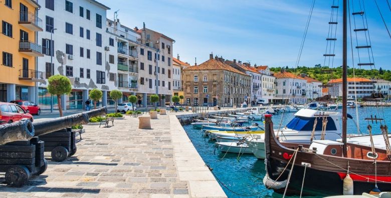Hotel Bura 45°N  Proljetni dani u boutique hotelu Senj Hrvatska  220 EUR  2x nocenje u dvokrevetnoj Comfort sobi s balkonom i pogledom na more za 2 osobe  1 dijete do 6 99 godina besplatno  Polupansion