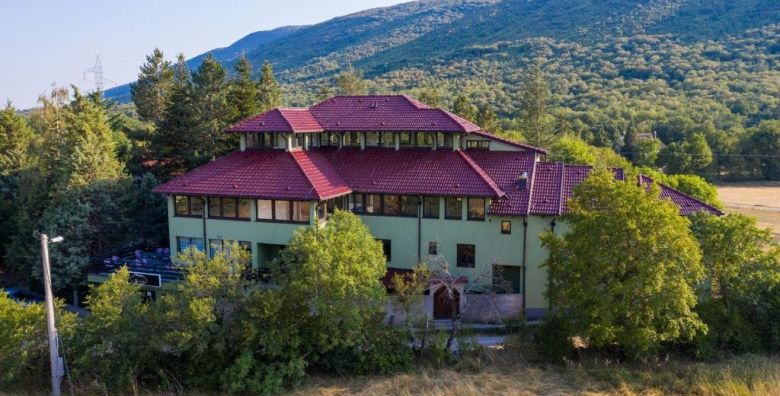 Holiday Resort Zlatni Dol  Opustanje u prirodi Goranci Mostar Bosna i Hercegovina  79 EUR  1x nocenje u dvokrevetnoj Standard sobi za 2 osobe  1 dijete do 6 godina besplatno  Dorucak