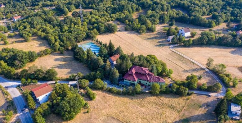 Holiday Resort Zlatni Dol  Opustanje u prirodi Goranci Mostar Bosna i Hercegovina  138 EUR  2x nocenje u dvokrevetnoj Standard sobi za 2 osobe  1 dijete do 6 godina besplatno  Dorucak