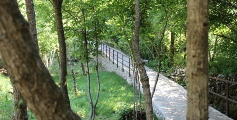 Holiday Resort Zlatni Dol  Opustanje u prirodi za 3 osobe Goranci Mostar Bosna i Hercegovina  95 EUR  1x nocenje u trokrevetnoj sobi za 3 osobe Dorucak