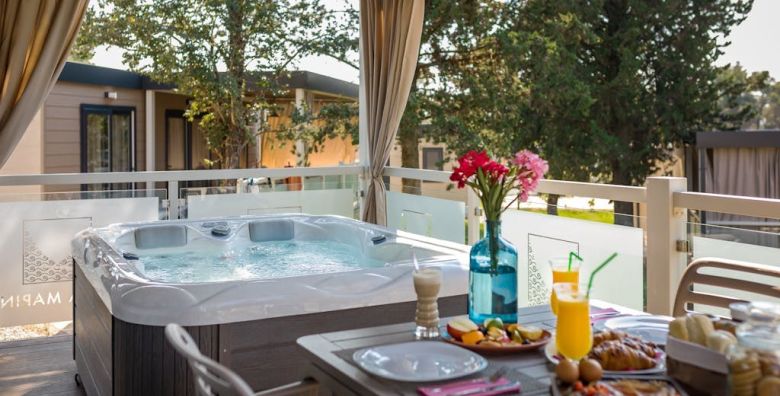 Santa Marina Camping  Ukrsni obiteljski odmor u Premium Relax s privatnim jacuzziem Porec Istra Hrvatska  160 €