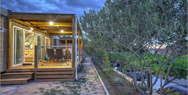 Kamp Rehut  Mobilne kucice  1 svibanj na otoku Murter Slanica otok Murter Dalmacija Hrvatska  198 €