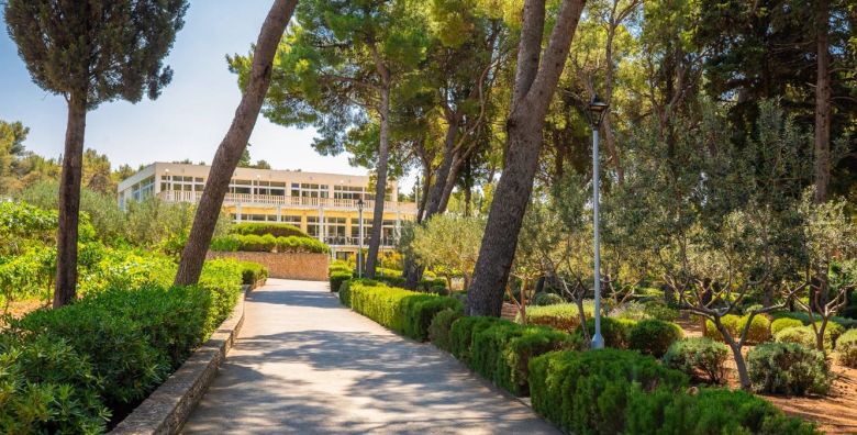 Aminess Vival Velaris Resort  Odmor na Bracu  Posebna ponuda Supetar otok Brac Dalmacija Hrvatska  200 €