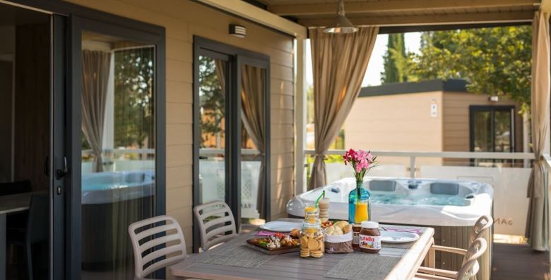 Santa Marina Camping  Ukrsni obiteljski odmor u Premium Relax s privatnim jacuzziem Porec Istra Hrvatska  225 €