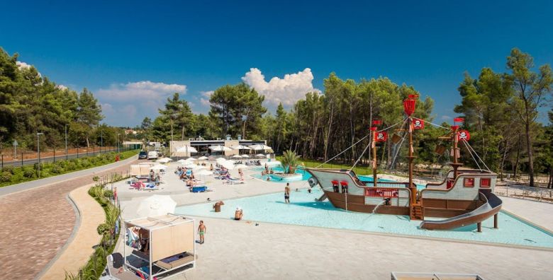 Santa Marina Camping  Prvosvibanjski obiteljski odmor u Premium Comfort mobilnoj kucici Porec Istra Hrvatska  122 €