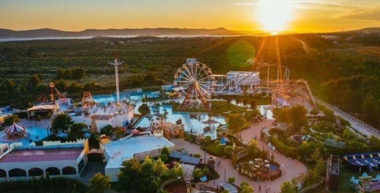 Crvena Luka Resort  Dalmaland  Nezaboravno obiteljsko ljeto u rajskom zaljevu  Superior soba  72 satna akcija Biograd na Moru Dalmacija Hrvatska  1 999 EUR  7x nocenje u prostranoj Superior sobi s dnevnim boravkom spavacom sobom i balkonom za 2 osobe 1 dijete do 13 99 godina i 1 dijete do 5 99 godina besplatno  Polupansion