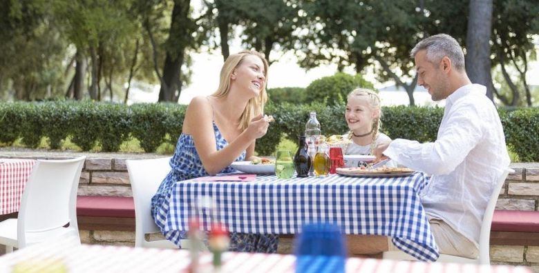 Crvena Luka Resort  Superior soba  Obiteljski Uskrs uz animaciju Biograd na Moru Dalmacija Hrvatska  399 EUR  3x nocenje u prostranoj Superior sobi s balkonom za 2 osobe 1 dijete do 5 99 godina i 1 dijete do 13 99 godina besplatno  Polupansion