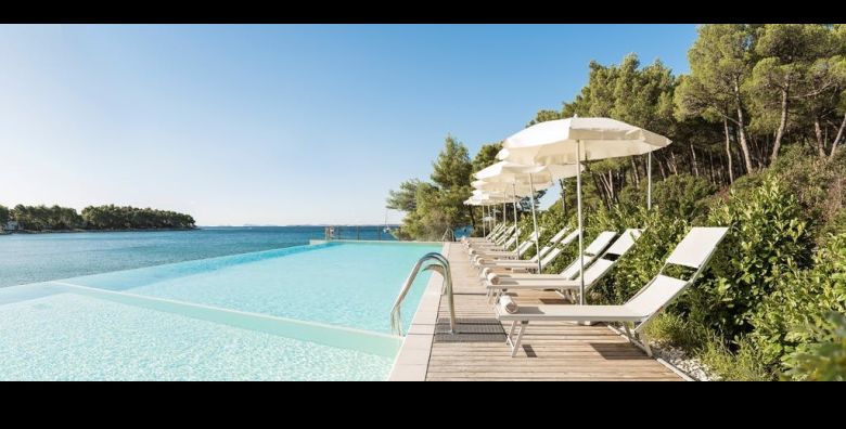 Crvena Luka Resort  Nezaboravno ljeto u rajskom zaljevu  Standard soba  72 satna akcija Biograd na Moru Dalmacija Hrvatska  1 699 EUR  7x nocenje u dvokrevetnoj Standard sobi morska strana za 2 osobe Polupansion