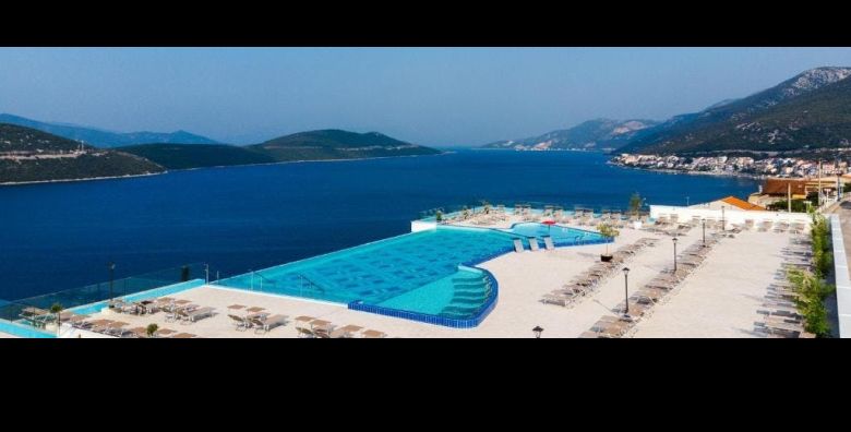 Grand Hotel Neum  Ljetni odmor tik uz more Neum Bosna i Hercegovina  615 EUR  3x nocenje u dvokrevetnoj sobi s balkonom morska strana za 2 osobe  1 dijete do 2 99 godina i 1 dijete do 6 99 godina besplatno  Polupansion