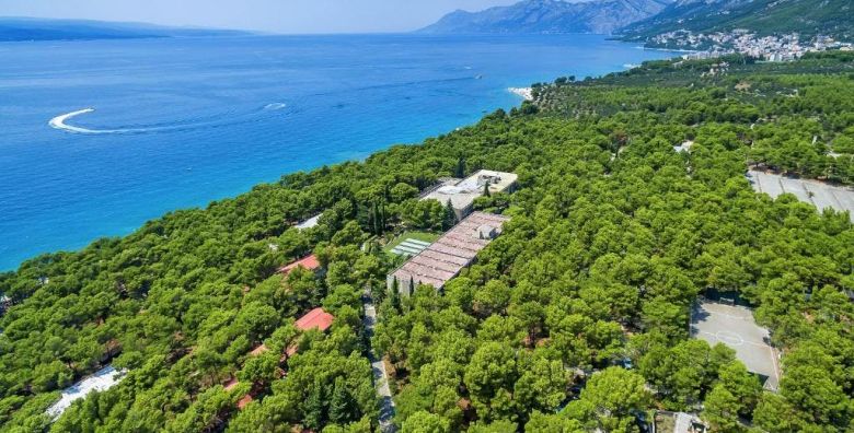 Alemaris Resort Annex  First minute obiteljsko ljeto u obnovljenom hotelu Baska Voda Makarska rivijera Hrvatska  1 399 EUR  7x nocenje u Standard dvokrevetnoj sobi s balkonom i dodatnim lezajem u annexu za 2 osobe 1 dijete do 11 99 godina i 1 dijete do 2 99 godina besplatno  Polupansion buffet dorucak i vecera 