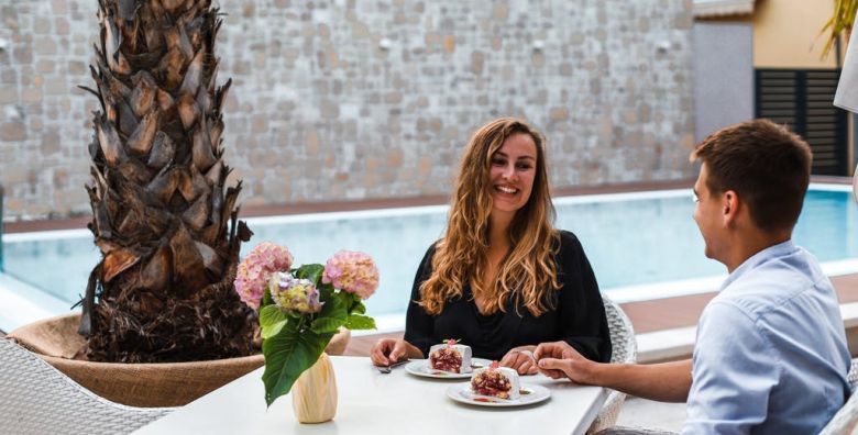 Hotel Borovnik  Obiteljsko proljece u Dalmaciji  Superior soba Tisno otok Murter Dalmacija Hrvatska  220 EUR  2x nocenje u Superior obiteljskoj sobi za 2 osobe 1 dijete do 11 99 godina i 1 dijete do 6 99 godina besplatno  Polupansion