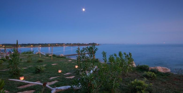 Apartmani Erica Pineta  Obiteljsko proljece u Novigradu Novigrad Istra Hrvatska  110 EUR  2x nocenje u dvosobnom apartmanu Erica Lux s terasom ili dvoristem ovisno o raspolozivosti za do 4 osobe 2 odrasle osobe i 2 djece  Posteljina i rucnici