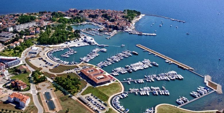 Apartmani Erica Pineta  Obiteljsko proljece u Novigradu Novigrad Istra Hrvatska  145 EUR  3x nocenje u dvosobnom apartmanu Erica Lux s terasom ili dvoristem ovisno o raspolozivosti za do 4 osobe 2 odrasle osobe i 2 djece  Posteljina i rucnici