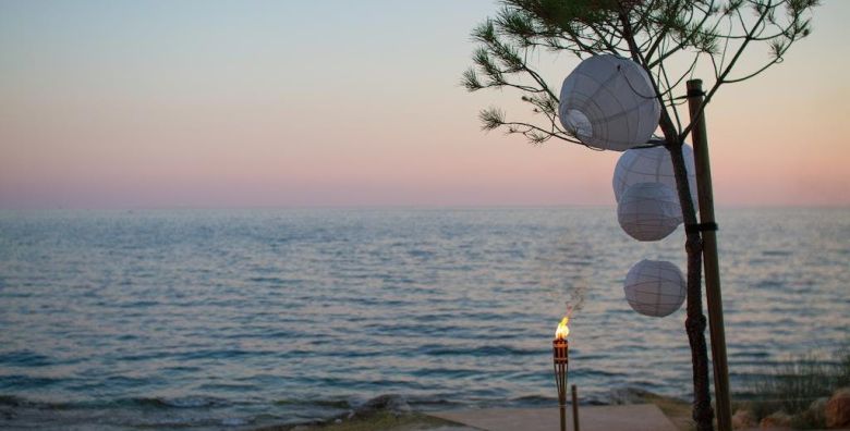 Apartmani Erica Pineta  Obiteljsko proljece u Novigradu Novigrad Istra Hrvatska  150 EUR  3x nocenje u dvosobnom apartmanu Erica Lux s terasom ili dvoristem ovisno o raspolozivosti za 4 osobe Posteljina i rucnici