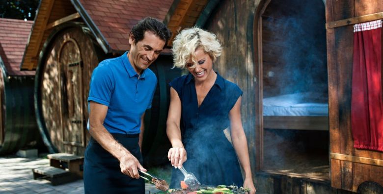 Glamping Vinsko selo  Glamping u vinskim bacvama i kupanje u Termalnom parku tijekom tjedna Ptuj Slovenija  99 EUR  1x nocenje u vinskim bacvama za 2 osobe Polupansion buffet dorucak i vecera u restoranu Zila 