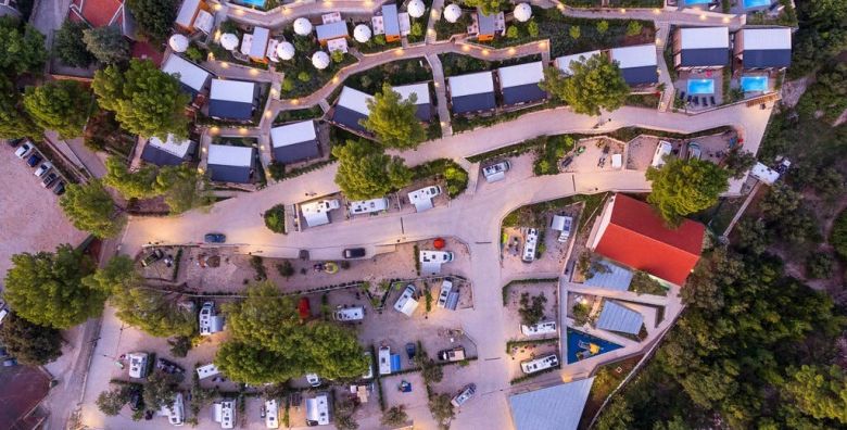 Medora Orbis Mobile Homes  Odmor s privatnim bazenom i polupansionom za 4 osobe Podgora Makarska rivijera Dalmacija Hrvatska  376 €