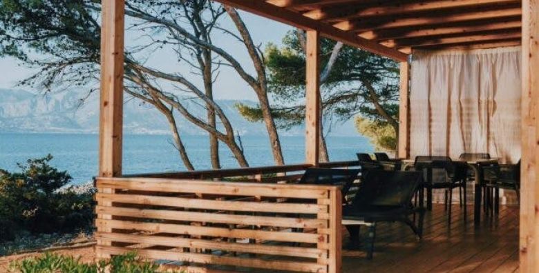 Mobilne kucice Bunja Boutique Camping  Proljece i 1 svibanj na Bracu Supetar otok Brac Dalmacija Hrvatska  172 EUR  3x nocenje u Premium mobilnim kucicama 4 2 za do 6 osoba 4 odrasle osobe i 2 djece do 11 99 godina  Koristenje posteljine i rucnika