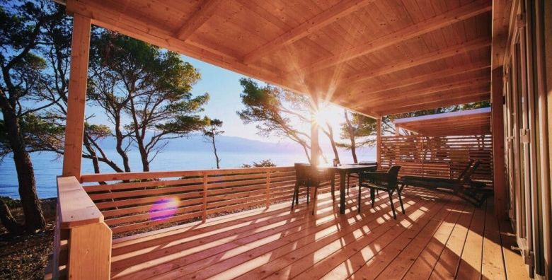 Mobilne kucice Bunja Boutique Camping  Proljece i 1 svibanj na Bracu Supetar otok Brac Dalmacija Hrvatska  230 EUR  4x nocenje u Premium mobilnim kucicama 4 2 za do 6 osoba 4 odrasle osobe i 2 djece do 11 99 godina  Koristenje posteljine i rucnika