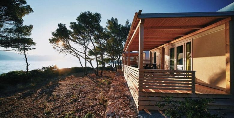 Mobilne kucice Bunja Boutique Camping  Proljece i 1 svibanj na Bracu Supetar otok Brac Dalmacija Hrvatska  285 EUR  5x nocenje u Premium mobilnim kucicama 4 2 za do 6 osoba 4 odrasle osobe i 2 djece do 11 99 godina  Koristenje posteljine i rucnika