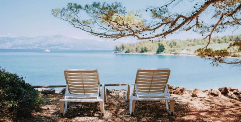 Mobilne kucice Bunja Boutique Camping  Ljetni odmor na otoku Bracu Supetar otok Brac Dalmacija Hrvatska  319 EUR  3x nocenje u Premium mobilnim kucicama 4 2 za do 6 osoba 4 odrasle osobe i 2 djece do 11 99 godina  Koristenje posteljine i rucnika