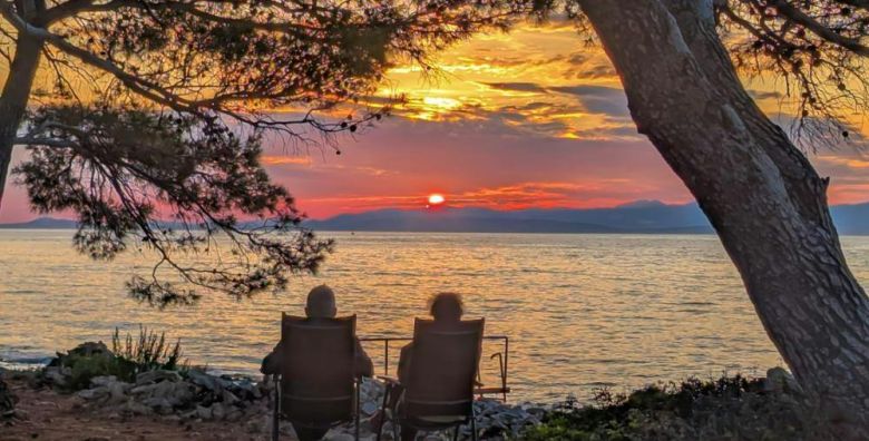 Mobilne kucice Bunja Boutique Camping  Ljetni odmor na otoku Bracu Supetar otok Brac Dalmacija Hrvatska  419 EUR  4x nocenje u Premium mobilnim kucicama 4 2 za do 6 osoba 4 odrasle osobe i 2 djece do 11 99 godina  Koristenje posteljine i rucnika