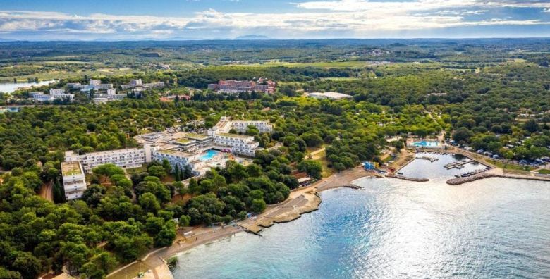 Hotel Delfin Plava Laguna  Ljeto u Porecu Porec Istra Hrvatska  859 EUR  7x nocenje u Classic dvokrevetnoj sobi s balkonom morska strana za 2 osobe 1 dijete do 11 99 godina besplatno  Polupansion