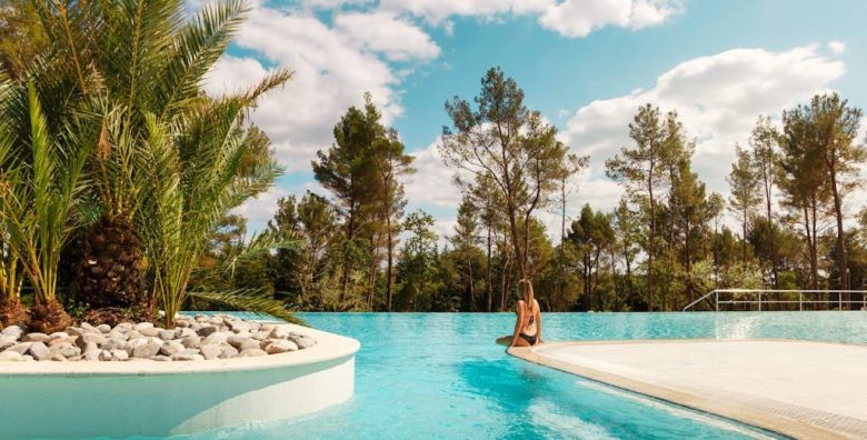 Santa Marina Boutique Camping  Premium glamping Porec Istra Hrvatska  110 EUR  2x nocenje u premium glamping satoru s 2 spavace sobe za do 5 osoba 4 odrasle osobe i 1 dijete do 11 99 godina  Posteljina i rucnici