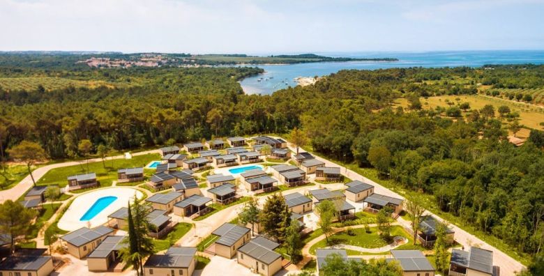 Santa Marina Boutique Camping  Premium glamping Porec Istra Hrvatska  233 EUR  5x nocenje u premium glamping satoru s 2 spavace sobe za do 5 osoba 4 odrasle osobe i 1 dijete do 11 99 godina  Posteljina i rucnici