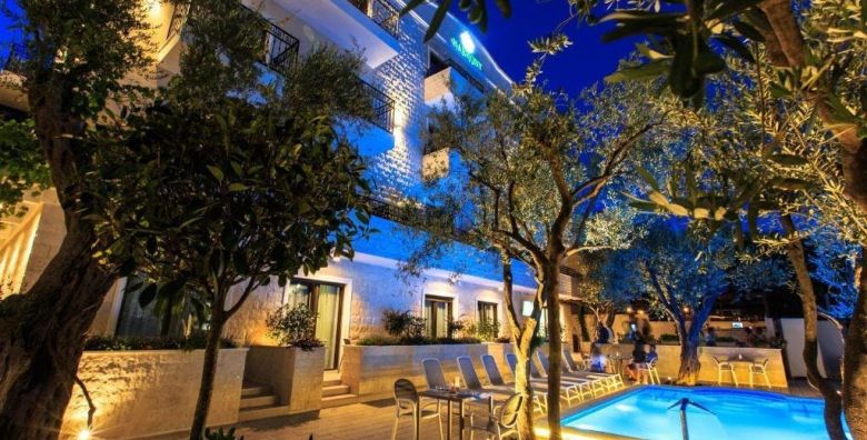 Hotel Harmony by Aycon  First minute jesen u Petrovcu Petrovac Crna Gora  235 EUR  3x nocenje u dvokrevetnoj Standard sobi s pogledom na planine za 2 osobe Dorucak