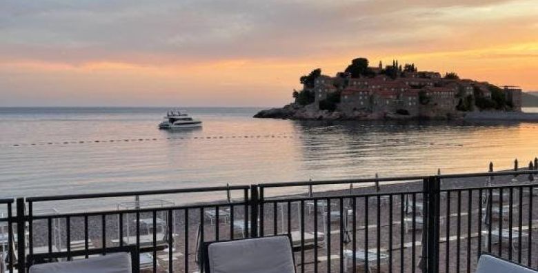 Hotel California by Aycon  First minute proljece i jesen na ekskluzivnoj lokaciji Sveti Stefan Crna Gora  409 EUR  3x nocenje u dvokrevetnoj Superior sobi s pogledom na planinu za 2 osobe Dorucak
