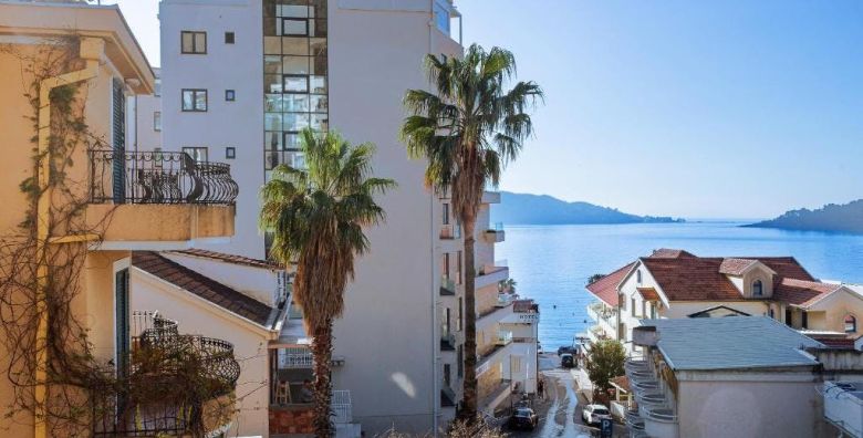 Hotel La Mer by Aycon  First minute obiteljsko proljece i jesen Rafailovici Crna Gora  265 EUR  3x nocenje u dvokrevetnoj Standard sobi za 2 osobe 1 dijete do 11 99 godina besplatno  Dorucak