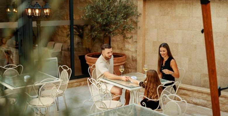 Hotel Diplomat by Aycon  First minute obiteljsko proljece i jesen uz more Budva Crna Gora  315 EUR  3x nocenje u dvokrevetnoj Standard sobi za 2 osobe 1 dijete do 11 99 godina besplatno  Dorucak