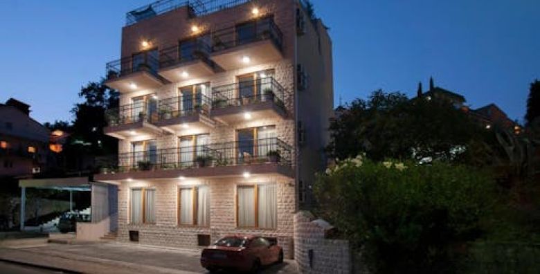 Hotel Twelve by Aycon  Obiteljska jesen Budva Crna Gora  285 €