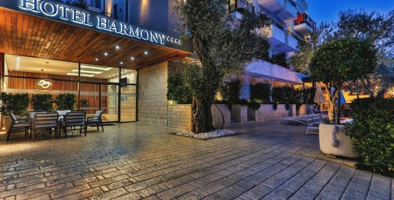 Hotel Harmony by Aycon  First minute jesen u Petrovcu Petrovac Crna Gora  392 EUR  5x nocenje u dvokrevetnoj Standard sobi s pogledom na planine za 2 osobe Dorucak