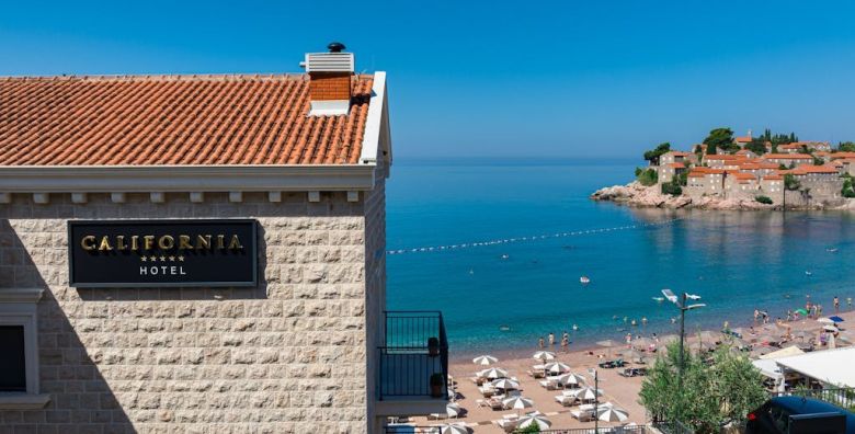Hotel California by Aycon  First minute proljece i jesen na ekskluzivnoj lokaciji Sveti Stefan Crna Gora  679 EUR  5x nocenje u dvokrevetnoj Superior sobi s pogledom na planinu za 2 osobe Dorucak
