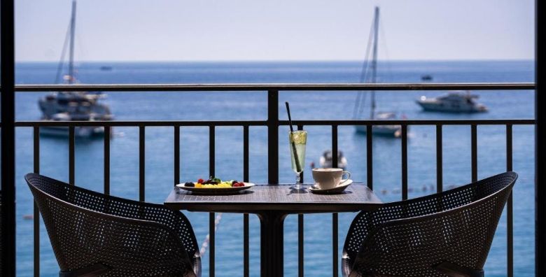 Hotel California by Aycon  First minute pocetak i kraj ljeta na ekskluzivnoj lokaciji Sveti Stefan Crna Gora  965 EUR  5x nocenje u dvokrevetnoj Superior sobi s pogledom na planinu za 2 osobe Dorucak