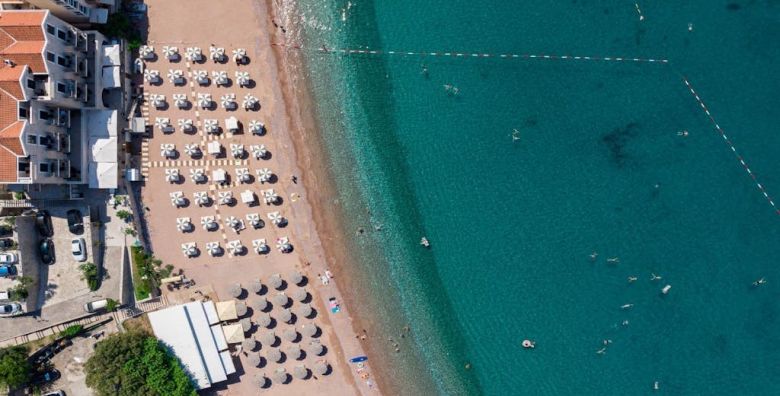 Hotel California by Aycon  First minute ljeto na ekskluzivnoj lokaciji Sveti Stefan Crna Gora  729 EUR  3x nocenje u dvokrevetnoj Superior sobi s pogledom na planinu za 2 osobe Dorucak