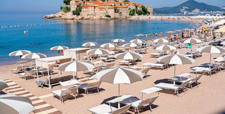 Hotel California by Aycon  First minute ljeto na ekskluzivnoj lokaciji Sveti Stefan Crna Gora  759 EUR  3x nocenje u dvokrevetnoj Superior sobi s pogledom na planinu za 2 osobe Dorucak