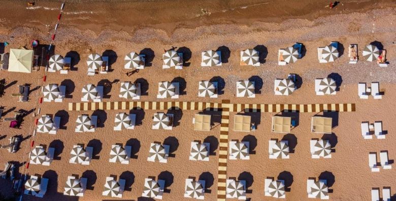 Hotel California by Aycon  First minute ljeto na ekskluzivnoj lokaciji Sveti Stefan Crna Gora  1 901 EUR  7x nocenje u dvokrevetnoj Superior sobi s pogledom na planinu za 2 osobe Dorucak