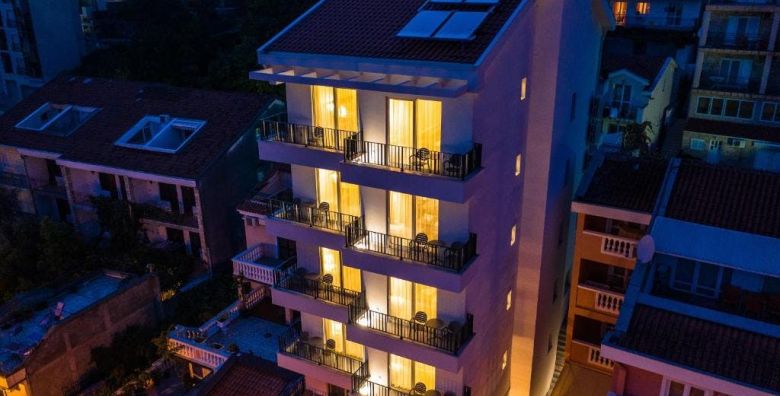 Hotel Bono by Aycon  First minute obiteljsko ljeto Becici Crna Gora  452 EUR  3x nocenje u dvokrevetnoj Standard sobi s dodatnim lezajem za 2 osobe 1 dijete do 11 99 godina besplatno  Dorucak